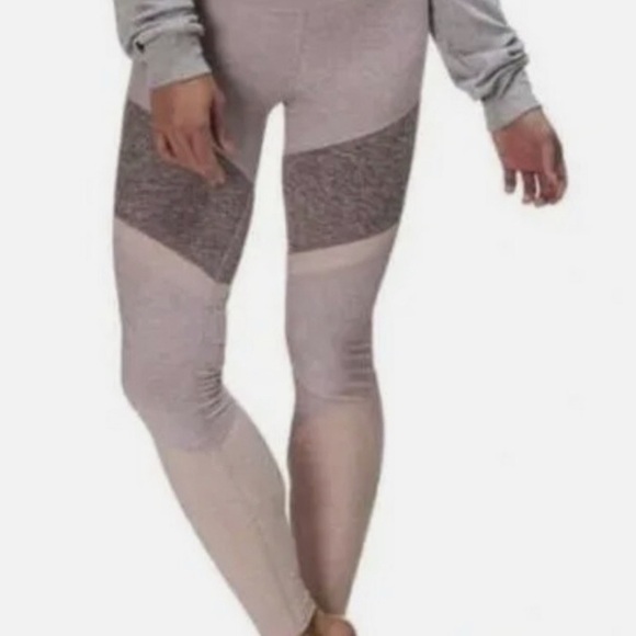ALO Yoga Pants - ALO Yoga Gray and Cream Leggings with Modern Colorblock Design A038